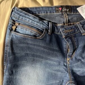 low rise bootcut Guess jeans with zipper pockets